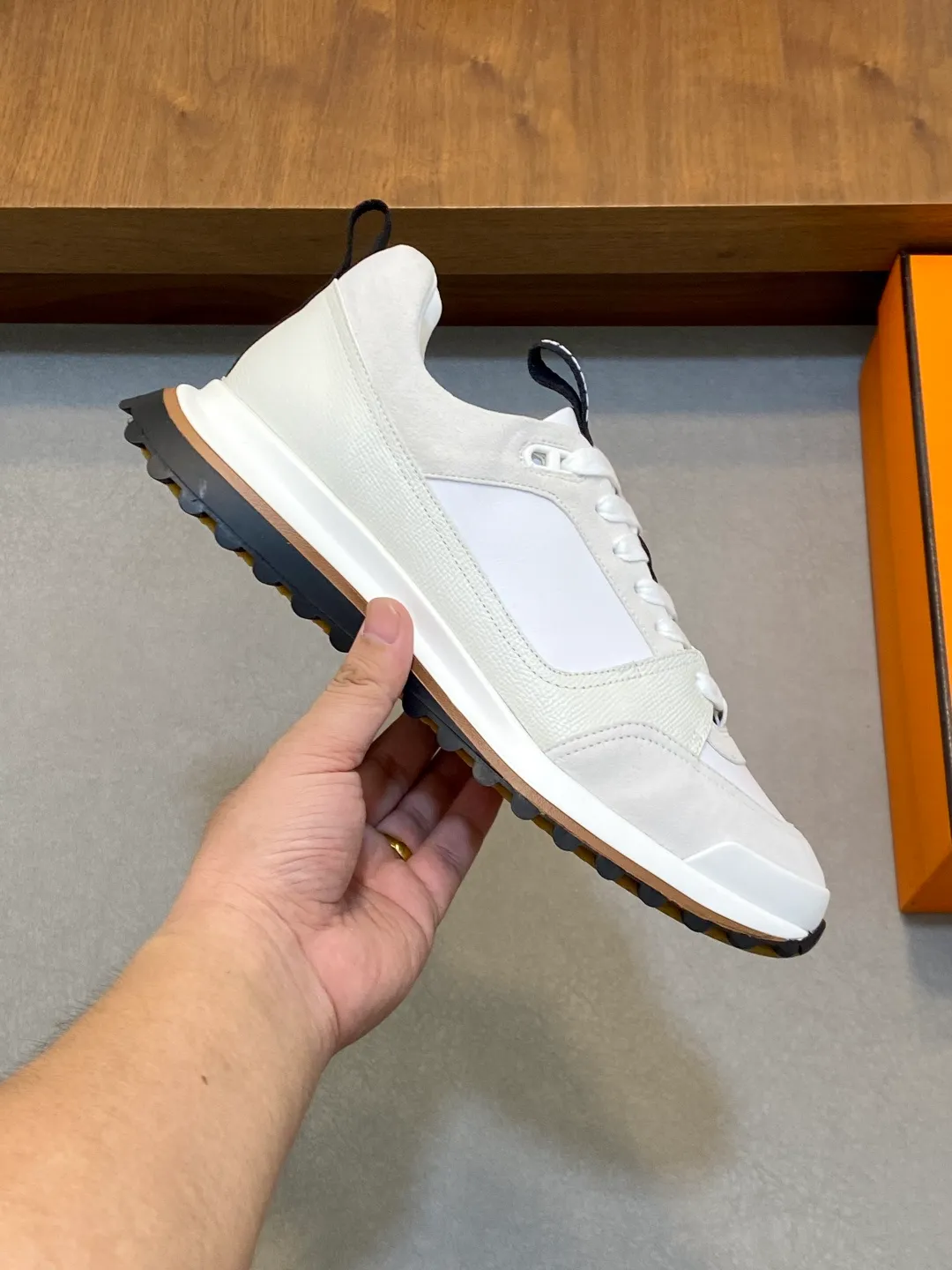 Men's men's shoes 💰700 HERMES/Hermès Leader sneakers! Tech twill, calfskin and suede goatskin sneakers featuring paneled multicolor twill, calfskin and suede. Lightweight geometric sole for a stylish urban look. Product details: White and orange rubber sole Black rubber sole with orange rubber insert Light natural leather insert White rubber toe cap Beige lambskin insole and lining Cotton strap, rubber lettering Sole height: 4cm Size: 39-40-41-42-43-44 (customized at 38.45)